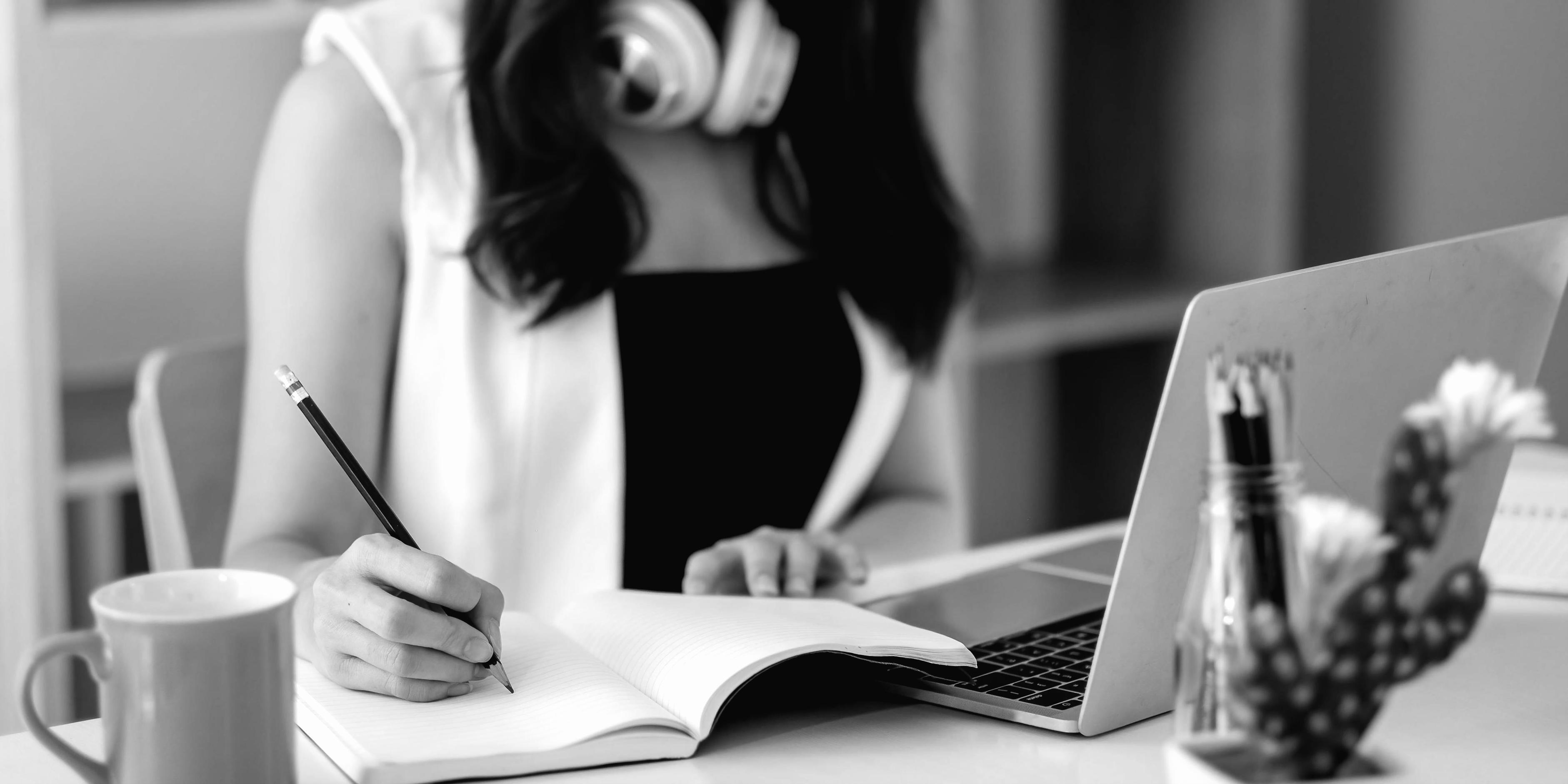 Účastník webináře studující finanční modely